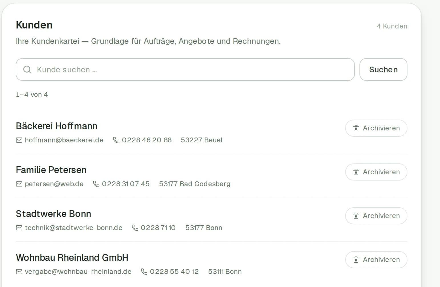 Kundenliste mit vier Einträgen, E-Mail, Telefon und Ort je Kunde