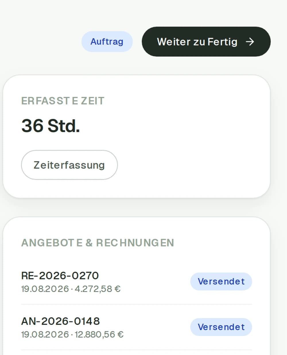 Angebote und Rechnungen eines Auftrags mit Nummer, Datum, Betrag und Status in der Seitenleiste